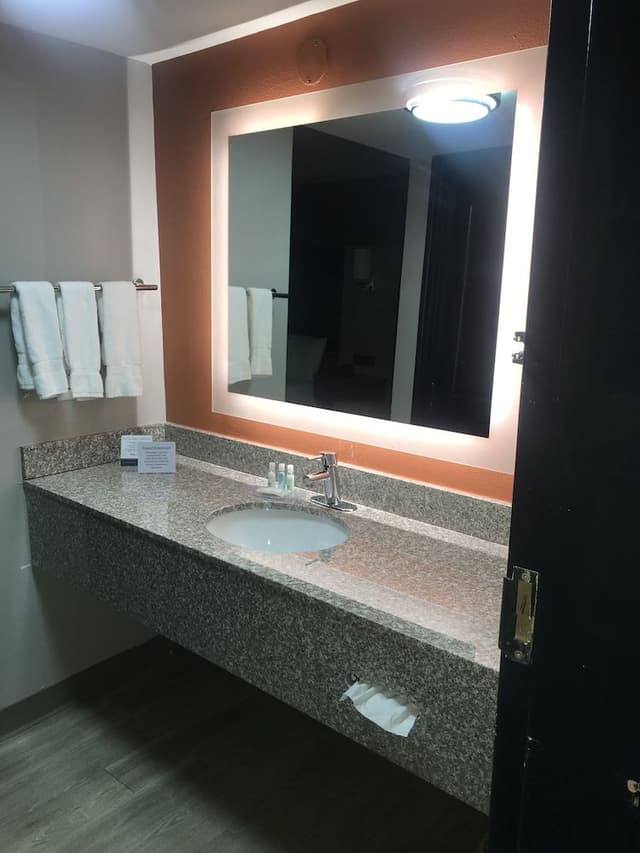 Deluxe Room, 2 Queen Beds, Non Smoking, Pool View