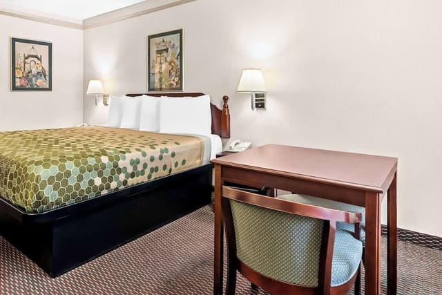 Standard Room, 1 King Bed, Accessible, Bathtub