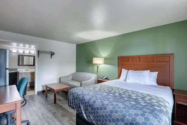Room, 1 Queen Bed with Sofa bed, Non Smoking (Efficiency)