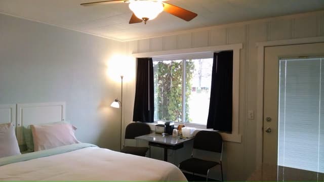 Queen Room - Non-Smoking