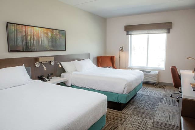 2 QUEEN BEDS