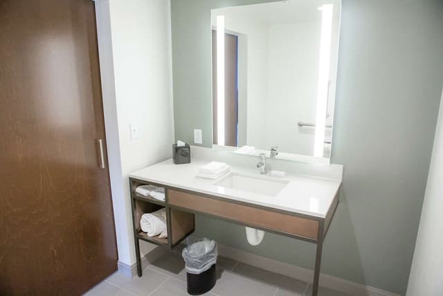 2 QUEEN HEARING ACCESSIBLE ROOM