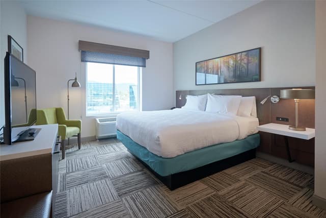 1 KING HEARING ACCESSIBLE ROOM