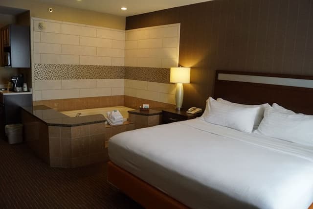 Standard Room, 1 King Bed, Jetted Tub