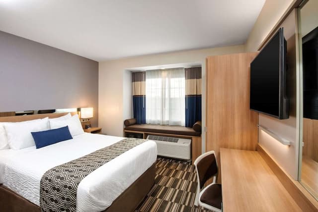 Studio Suite, 1 Queen Bed, Accessible, Non Smoking
