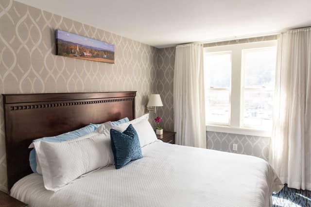 1 King Bed 1 Bedroom Suite