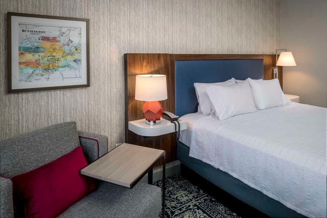 KING ROOM W MICROWAVE AND FRIDGE
