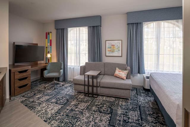 1 KING MICROWV/FRIDGE/WET BAR STUDIO SUITE NS