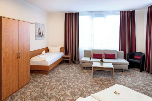 Standard Room, Multiple Beds, Kitchenette (Converts to 2 Twin Beds;with Sofabed)