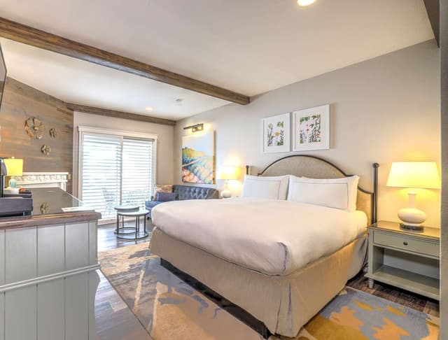 1 KING BED W/ BALCONY AND FIREPLACE