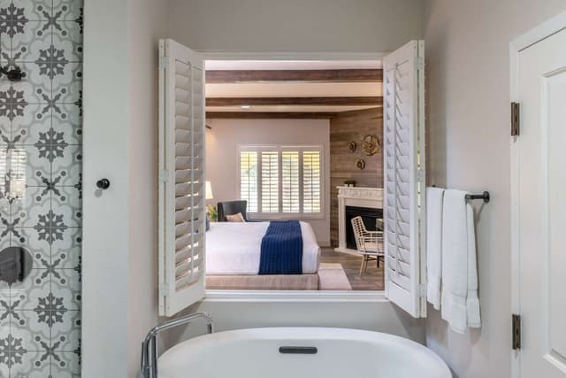 1 KING BED SOAKING TUB AND FIREPLACE