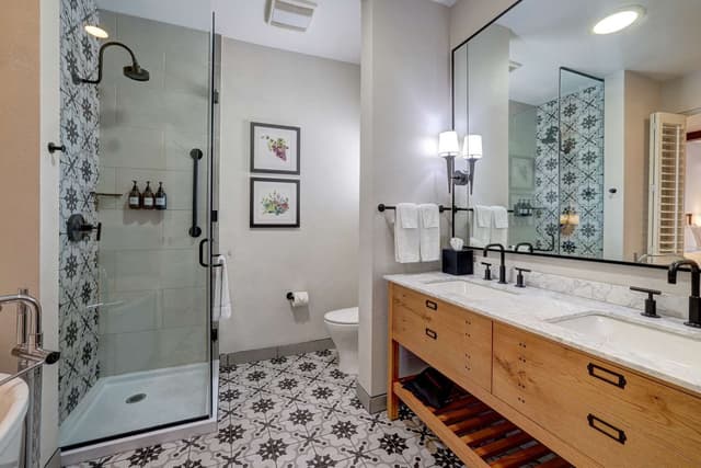 1 KING BED SOAKING TUB AND FIREPLACE