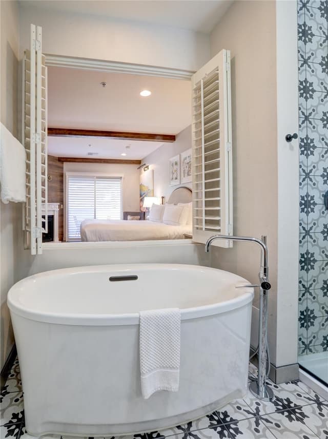 1 KING BED BALCONY FIREPLACE AND SOAKING TUB