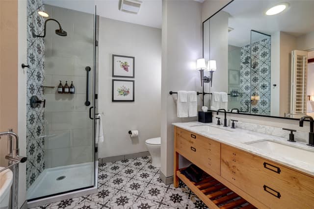 1 KING BED SOAKING TUB AND FIREPLACE