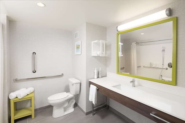 1 KING MOBILITY/HEARING ACC RI SHOWER