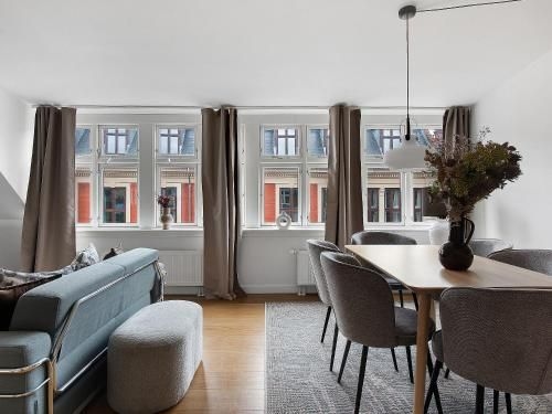 Spacious Centrally Located Penthouse With a Terrace Close To Illum2