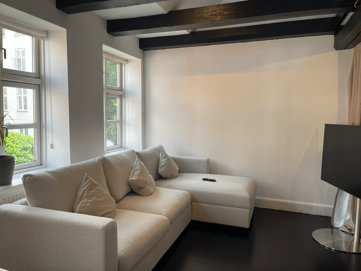 อพาร์ตเมนต์ 2 ห้องนอน 1 ห้องน้ำส่วนตัว ขนาด 80 ตร.ม. – อามาเลียนเบิร์ก (Unique 2-Bedroom Duplex w/Exposed Beams • CPH City)3