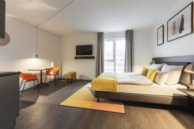 1 Queen Studio Suite Extra Floor Space