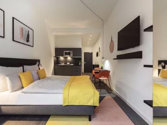 1 Queen Studio Suite