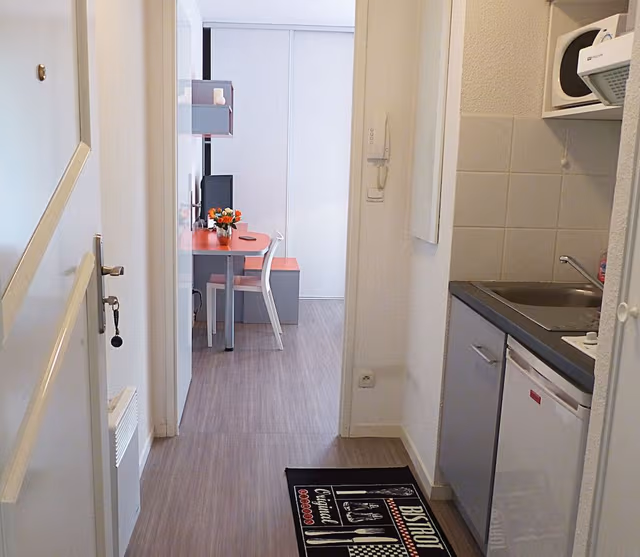 Studio, Kitchenette