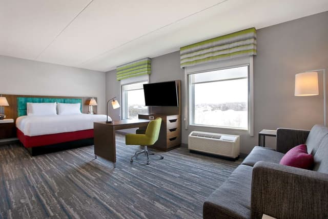 1 KING MICROWV/FRIDGE/WET BAR STUDIO SUITE NS