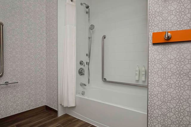 2 QUEENS MOBILITY/HEARING ACCESS TUB NOSMOK