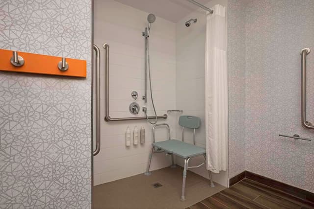 1 KING MOBILITY/HEARING ACC RI SHOWER NOSMOK