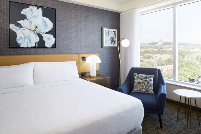 PREMIUM KING - FLOOR TO CEILING WINDOWS