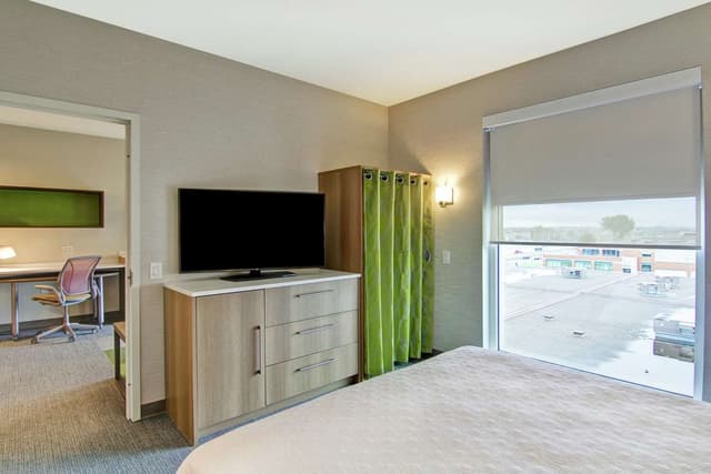 1 KING BED 1 BEDROOM SUITE NONSMOKING