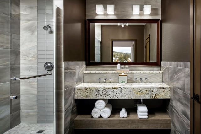 Suite, 1 King Bed, Mountain View (Balcony)