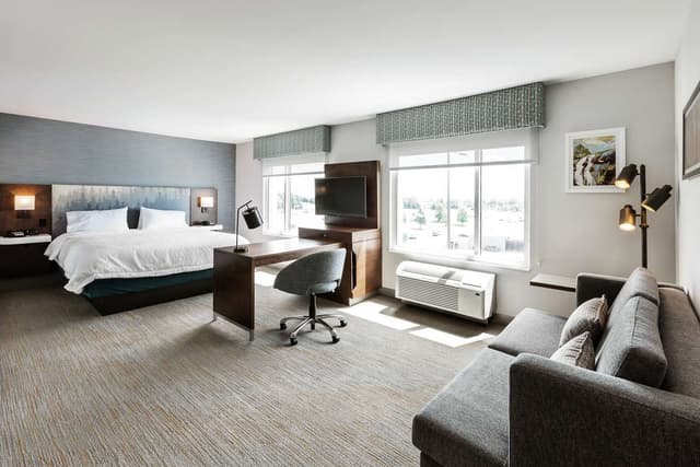 1 KING MICROWV/FRIDGE/WET BAR STUDIO SUITE NS