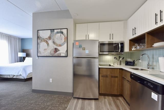 Studio Suite, 1 King Bed, Kitchen