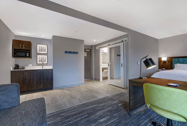 1 KING MICROWV/FRIDGE/WET BAR STUDIO SUITE NS