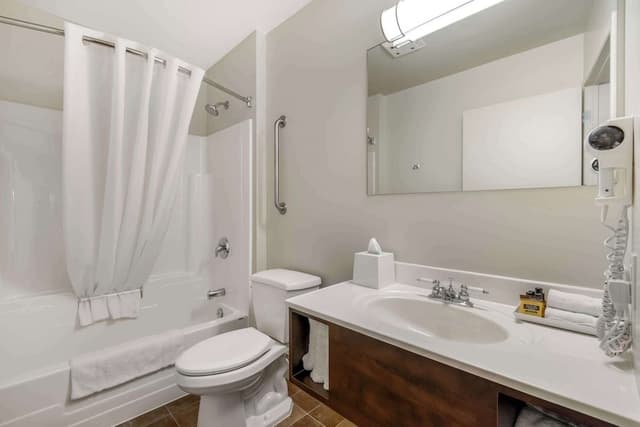 Suite, 1 King Bed, Non Smoking, Refrigerator & Microwave