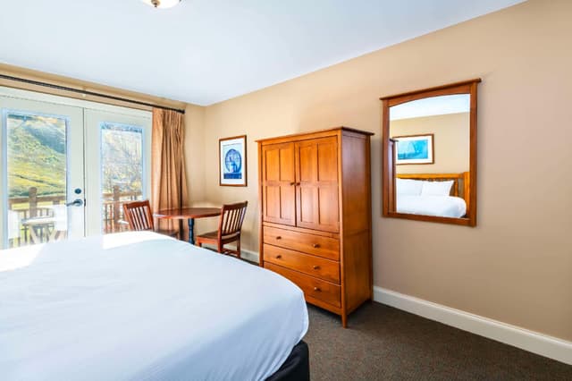 1 Queen Bed, Suite, Nonsmoking, Upgrade