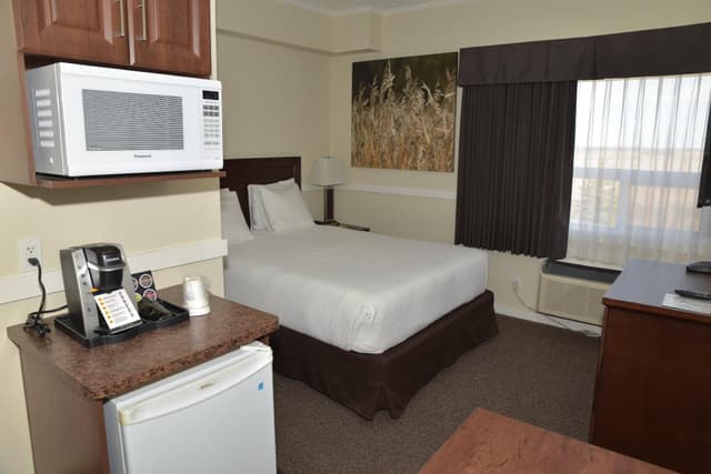 1 Queen Bed, Mobility Accessible Room, Roll-In Shower, Kitchenette, Non-Smoking