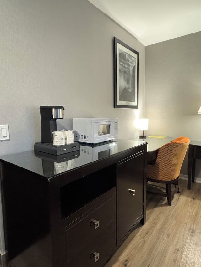 Suite, 1 King Bed, Non Smoking, Jetted Tub