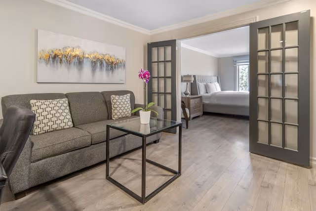 Suite, 1 King Bed with Sofa bed, Accessible, Non Smoking (with Sofabed)