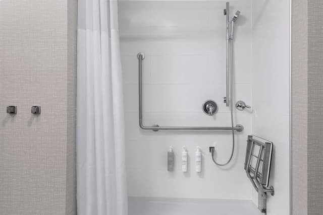 1 KING MOBILITY/HEARING ACC RI SHOWER