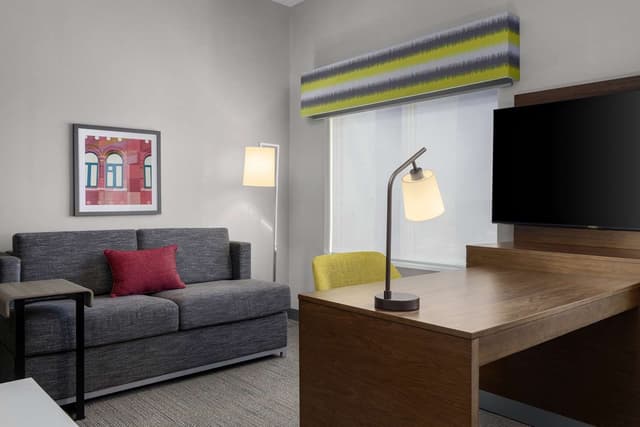 1 KING MICROWV/FRIDGE/WET BAR STUDIO SUITE