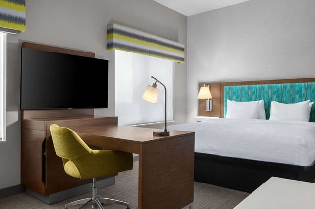 1 KING MICROWV/FRIDGE/WET BAR STUDIO SUITE