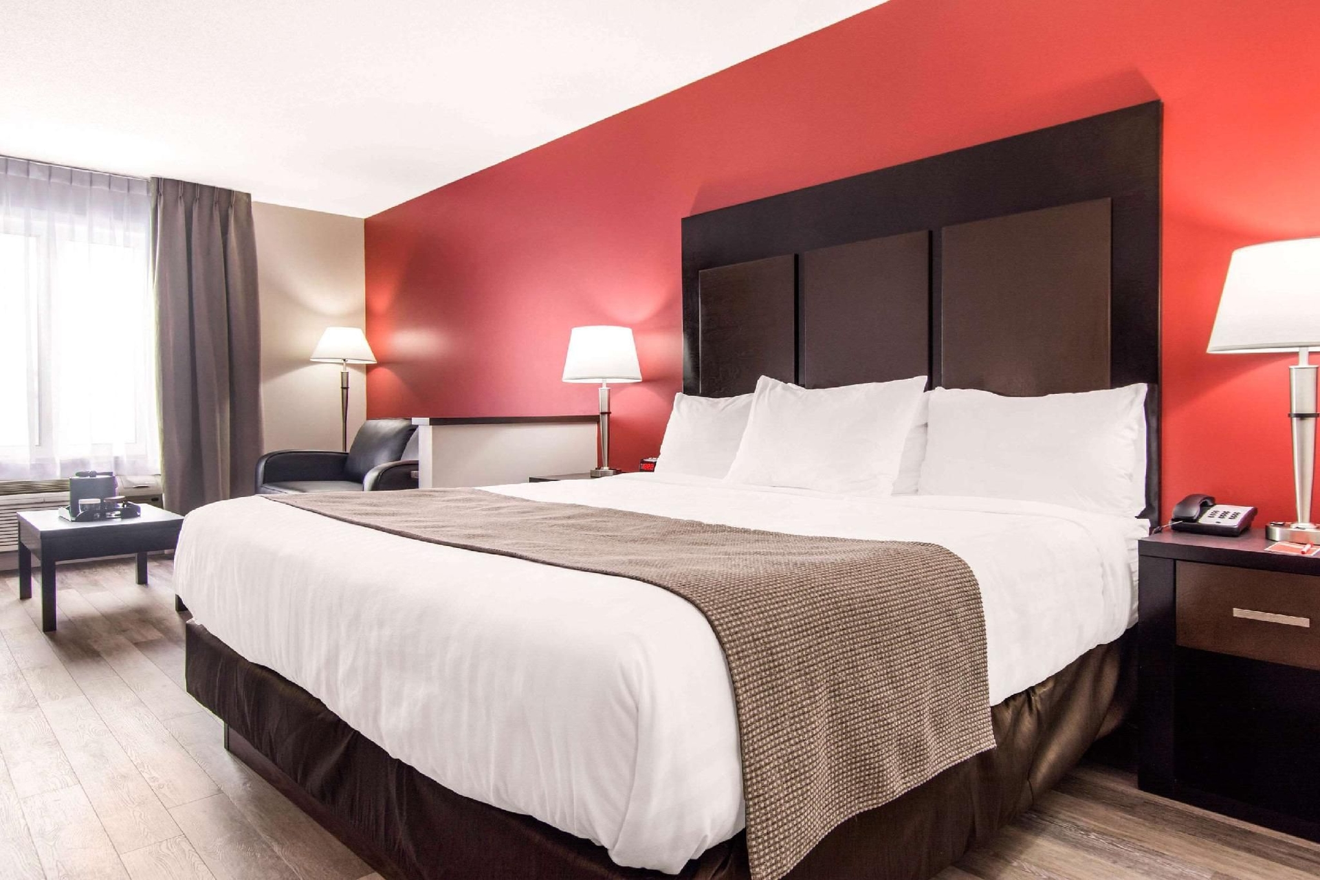 อีโคโน ลอดจ์ อินน์ แอนด์ สวีทส์ (Econo Lodge Inn & Suites)4