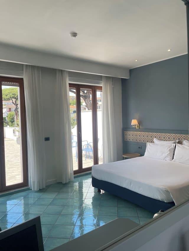 Camera Quadrupla (Letto matrimoniale + divano letto) in Edificio Separato con Terrazza.