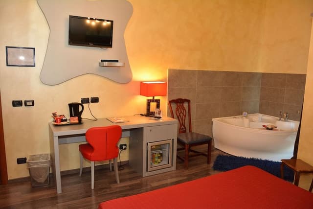 Superior Room, Jetted Tub