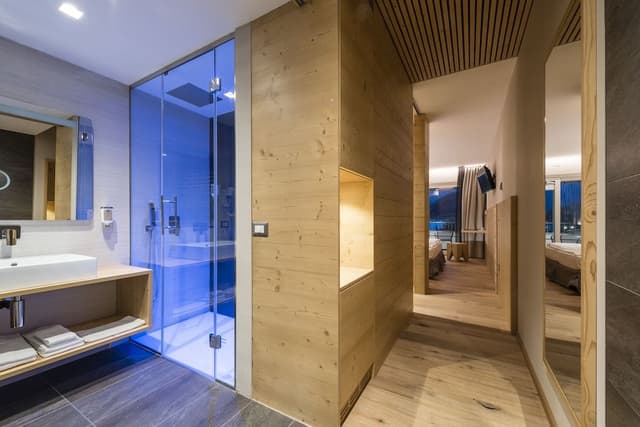Family Suite (2 adults + 2 children)