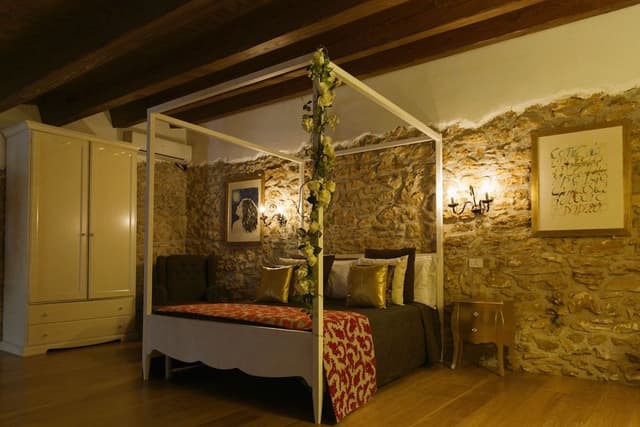 Deluxe Suite, Jetted Tub