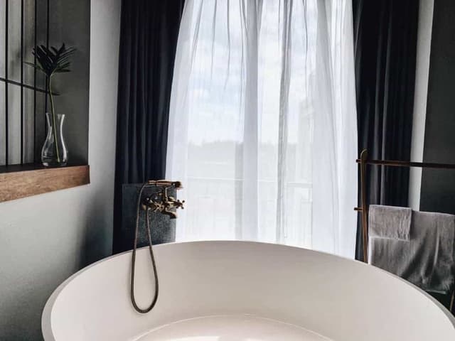 Deluxe Room with Bathtub
