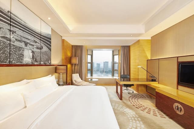 Club Room, 1 King Bed, City View