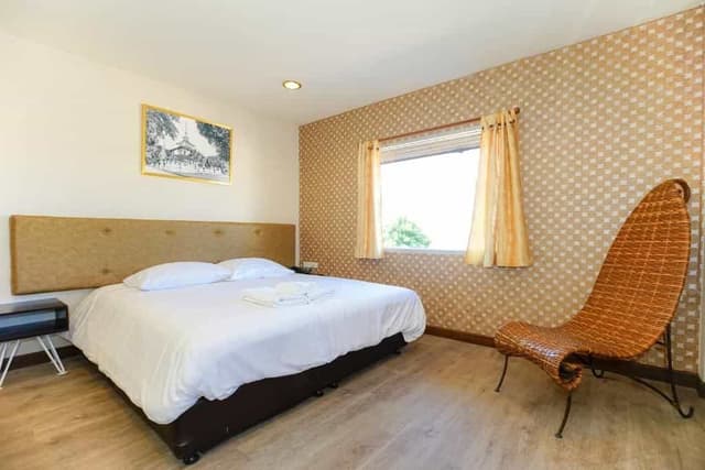 Parasol Room With Window