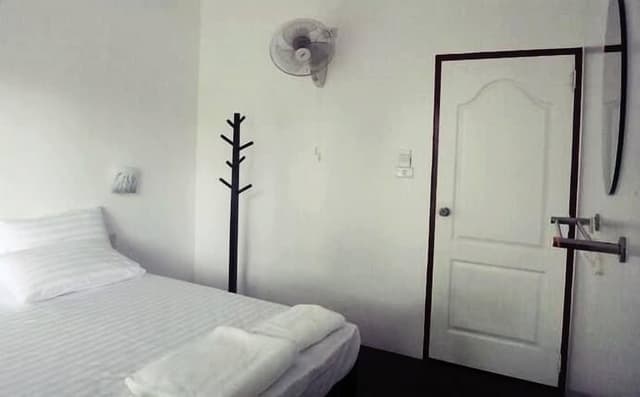 Standard Double Room with Fan, Window, and Shared-bathroom